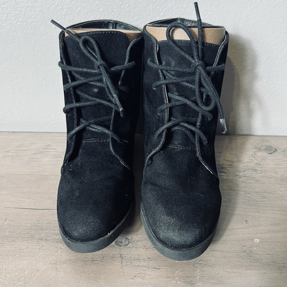 Madden Girl Black Suede Lace-Up Wedge Ankle Booties Women's Size 7 SEE PHOTOS - Picture 2 of 10